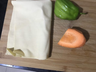 1、凉拌千张,准备好食材备用