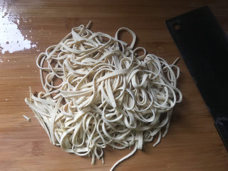 2、凉拌千张,千张切成细丝备用