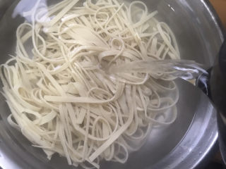 3、凉拌千张,再用开水烫一下千张,去除豆腥味