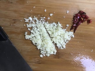 4、凉拌千张,准备大蒜洗干净切成蒜末,干辣椒切段