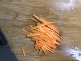 5、凉拌千张,胡萝卜洗干净切成细丝备用