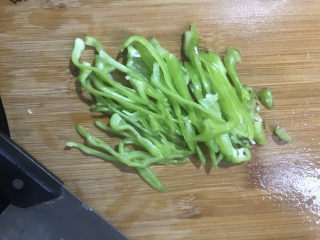 6、凉拌千张,青椒洗干净切成丝备用