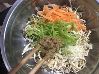 8、凉拌千张,再加入2勺花生酱