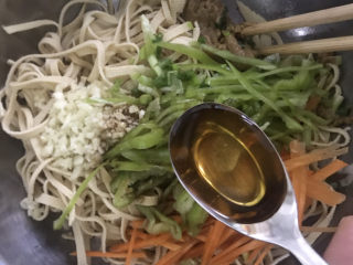 11、凉拌千张,加入一勺香油