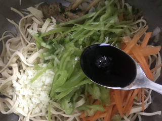 9、凉拌千张,加入一勺生抽