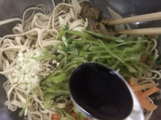 10、凉拌千张,加入一勺香醋