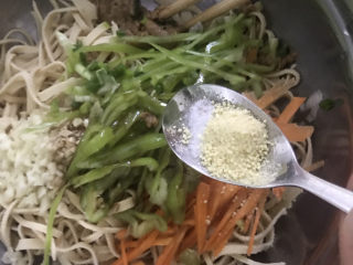 12、凉拌千张,加入适量的盐和鸡精