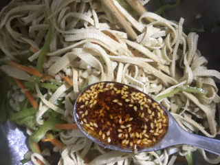 13、凉拌千张,再加入一勺辣椒油