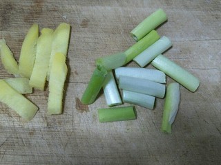 3、酥炸小黄花鱼,葱切成段，姜切成片备用。