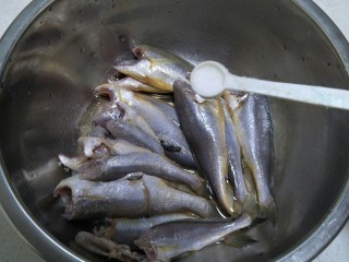 5、酥炸小黄花鱼,加入6克盐。