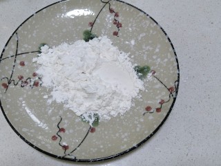 7、酥炸小黄花鱼,准备一个盘子倒入适量的淀粉。