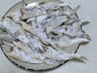 9、酥炸小黄花鱼,把裹好淀粉的黄花鱼静置5分钟，待淀粉全部湿透。