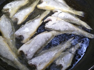 10、酥炸小黄花鱼,把平底锅倒入适量的油，加热有依次放入小黄花鱼煎炸，待一面金黄后翻面炸至另一面，两面都炸金黄后就可捞出。