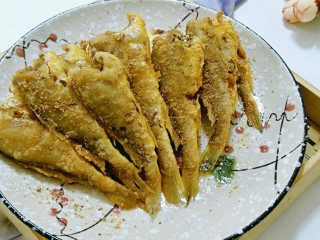 12、酥炸小黄花鱼,装盘后撒上椒盐。