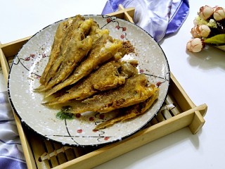 13、酥炸小黄花鱼,香酥美味的小黄鱼就可以开动了。