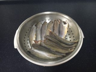 1、下酒小菜 红烧小黄花鱼,小黄花鱼，刮鳞，去除头部和内脏，清洗干净，沥干水分，备用。