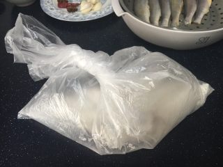 2、下酒小菜 红烧小黄花鱼,小贴士：也可以把鱼和面粉放在保鲜袋里晃动，让鱼蘸上面粉。鱼蘸面粉是为了锁住鱼的水分，让鱼嫩滑。