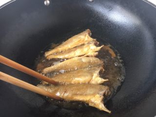 3、下酒小菜 红烧小黄花鱼,把小黄花鱼的两面都煎至金黄色。