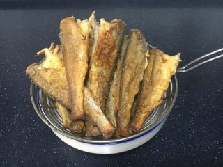 4、下酒小菜 红烧小黄花鱼,煎好的鱼沥一下油。