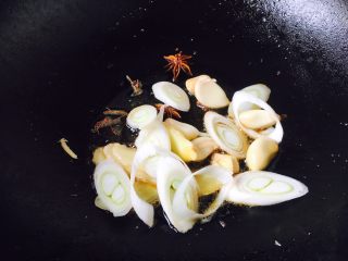 5、下酒小菜 红烧小黄花鱼,锅烤热，放少许油，放入佐料爆香。