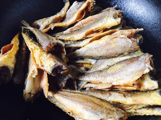 6、下酒小菜 红烧小黄花鱼,放入煎好的小黄花鱼。