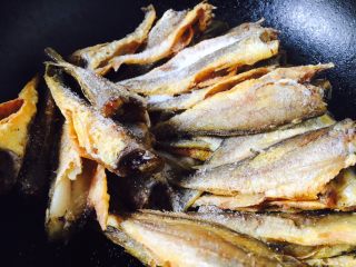 7、下酒小菜 红烧小黄花鱼,放入1勺白糖。