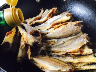 8、下酒小菜 红烧小黄花鱼,放入醋1勺。