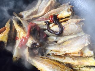 9、下酒小菜 红烧小黄花鱼,放入1勺甜面酱，1小勺番茄酱。
