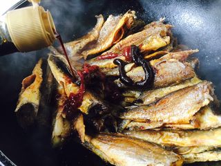 10、下酒小菜 红烧小黄花鱼,放入3勺生抽。