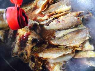 11、下酒小菜 红烧小黄花鱼,放入1勺老抽。