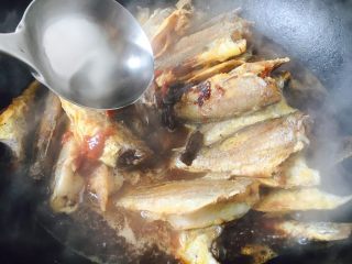 12、下酒小菜 红烧小黄花鱼,放入1勺白酒（料酒）。