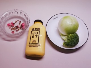 1、洋葱圈蔬菜蛋饼,食材准备好了