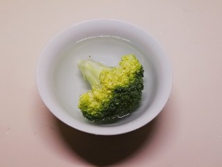 2、洋葱圈蔬菜蛋饼,西兰花清洗干净