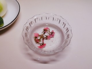 3、洋葱圈蔬菜蛋饼,盐渍樱花用清水泡一泡  去除盐分