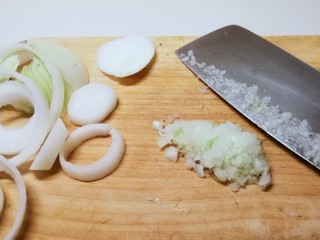 6、洋葱圈蔬菜蛋饼,洋葱下脚料切碎