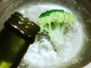 7、洋葱圈蔬菜蛋饼,西兰花焯水  加几滴食用油和1克盐