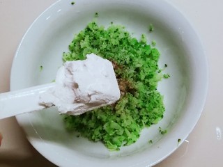 8、洋葱圈蔬菜蛋饼,焯水后的西兰花切碎 放入淀粉  胡椒粉拌匀