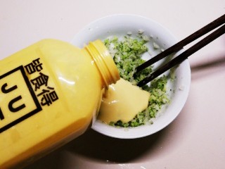 9、洋葱圈蔬菜蛋饼,倒入植物蛋液