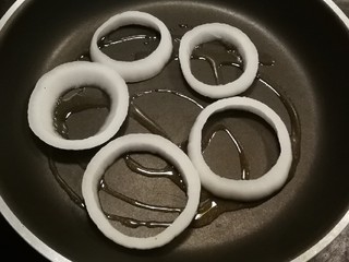 11、洋葱圈蔬菜蛋饼,煎锅放入食用油  摆好洋葱圈