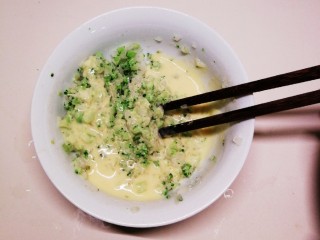 10、洋葱圈蔬菜蛋饼,搅拌均匀形成糊状