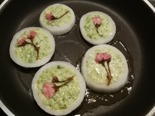 13、洋葱圈蔬菜蛋饼,趁着蛋液没有凝固  在每个蛋饼中间放入一朵花