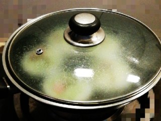 14、洋葱圈蔬菜蛋饼,盖上盖子小火焖一会儿 易于成熟