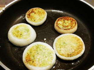 15、洋葱圈蔬菜蛋饼,翻面 煎至蛋糊凝固即可