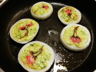 16、洋葱圈蔬菜蛋饼,完成了  关火