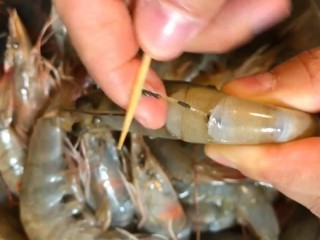 1、茄汁大虾,准备大虾挑去虾线