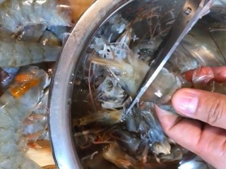 2、茄汁大虾,剪去虾头