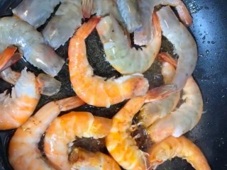 3、茄汁大虾,起锅烧油放入大虾