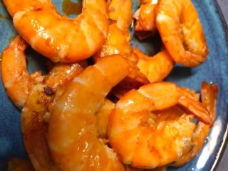 4、茄汁大虾,翻炒至上色盛出备用