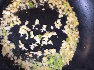 5、茄汁大虾,另起锅放入葱姜蒜爆香