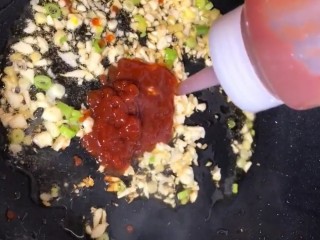 6、茄汁大虾,放入番茄酱炒出香味
